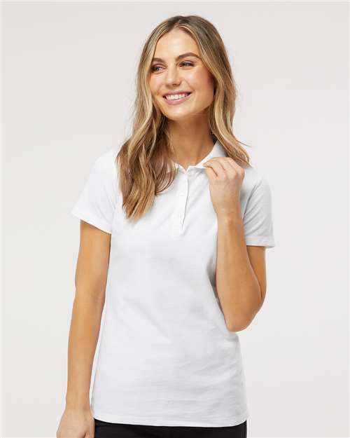 M&O 7007 Polo soyeux pour femmes Model Shot