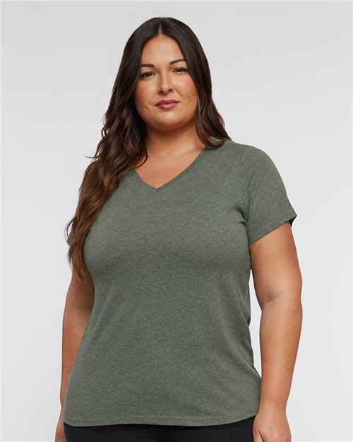 LAT 3817 Camiseta de jersey fino con cuello de pico para mujer Curvy Collection Model Shot