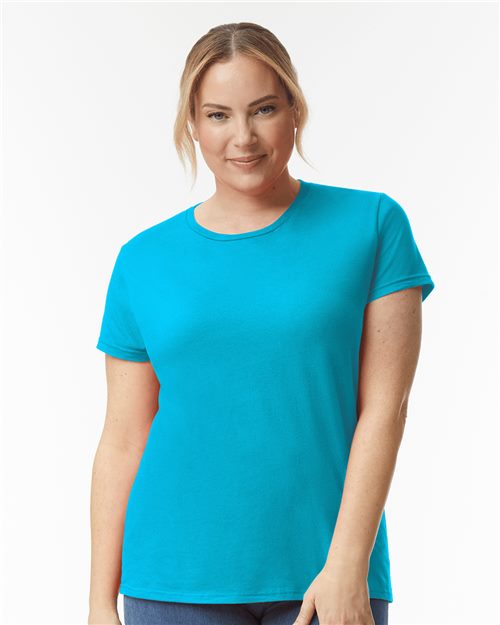 Gildan 880 Camiseta liviana para mujer Model Shot