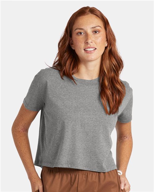 Alternative 5114CV Camiseta corta de punto de algodón CVC Go-To Headliner para mujer Model Shot