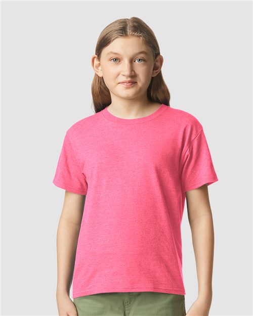 Gildan 67000B Camiseta Softstyle® CVC para jóvenes Model Shot