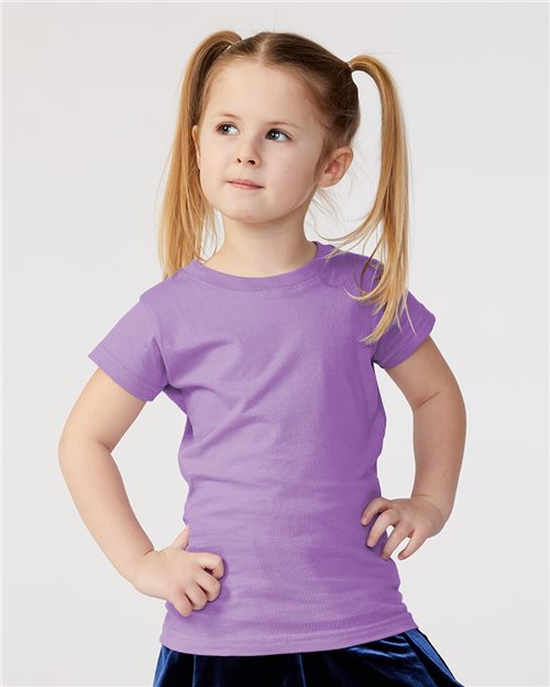 Rabbit Skins 3316 Camiseta de jersey fino para niñas pequeñas Model Shot